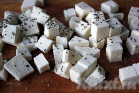 Адыгейский сыр нарезать кубиками и посыпать сухим базиликом.