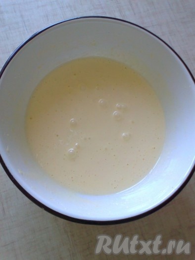 В яичную смесь добавляем соду и жидкий мед (если мед густой, можно растопить его на водяной бане), перемешиваем.

