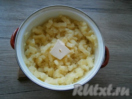 К толченому картофелю добавить 20 грамм сливочного масла, перемешать.
