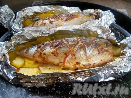 Запекайте еще 25-30 минут - до румяного цвета рыбки и готовности картофеля. 