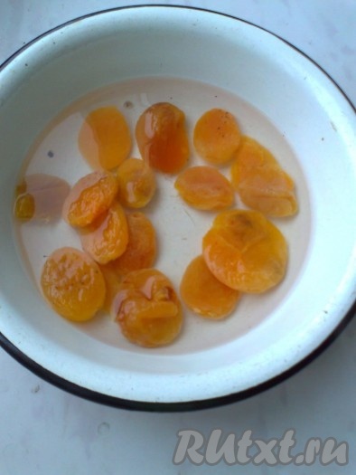 Для приготовления начинки надо взять 50 грамм сушеных яблок (как на компот) и 50 грамм сушеных абрикосов (кураги). Если кураги нет, можно готовить начинку только из сушёных яблок. Тогда их надо взять 100 грамм. Промыть сушеные фрукты несколько раз проточной водой. Курагу лучше вначале залить кипятком на 10-15 минут, а затем промыть.
