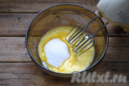 Затем к взбитым яйцам добавить сахар.
