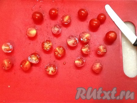 Режем помидорки черри на половинки.
