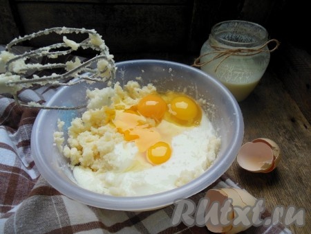 Добавьте в сливочно-сахарную смесь яйца и кефир, взбейте миксером до однородности.

