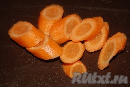 Нарезать дольками морковь.