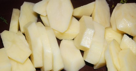 Завершает слой овощей - нарезанный картофель.