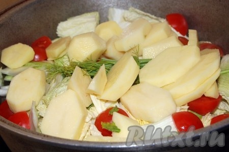Завершает слой овощей - нарезанный картофель.