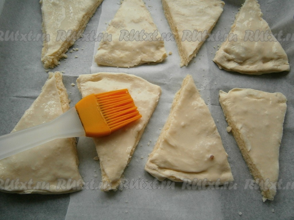 Слоеное тесто запекать при температуре. Треугольники из слоёного теста на Фуршет. Что можно приготовить из слоёного теста на сковороде. Чем смазывают слоеное тесто для золотистой корочки.
