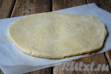 Раскатать "отдохнувшее" тесто в пласт толщиной 0,5 см. 
