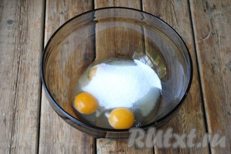 В отдельной миске соединить яйца с сахаром. 