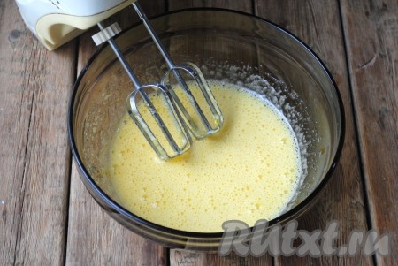 С помощью миксера взбить яйца с сахаром до однородной массы. Яично-сахарная масса должна побелеть и увеличиться в объеме. 
