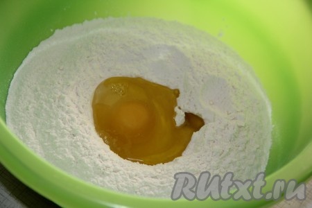Добавить оливковое масло и яйца по одному, постоянно перемешивая.

