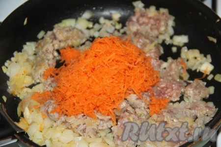 Очищенную морковь, натерев на мелкой тёрке, выложить на сковороду с фаршем, слегка обжарить, иногда помешивая.
