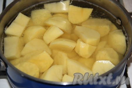 Картофель очистить, крупно нарезать, поместить в кастрюлю, залить водой и поставить на огонь. Сварить картошку в подсоленной воде до готовности (готовый картофель будет легко прокалываться вилкой или ножом). 