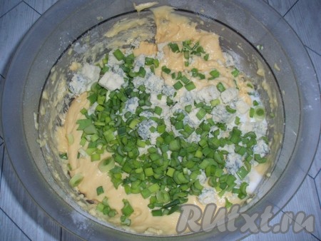 Добавить в приготовленное тесто сыр и зелёный лук, перемешать.
