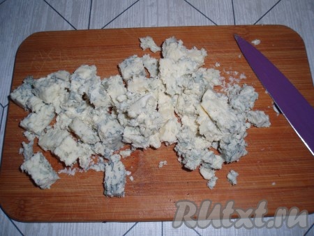 Сыр нарезать на кусочки или покрошить.
