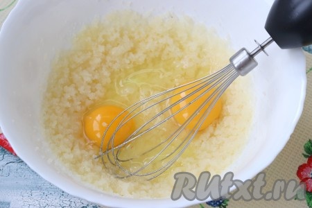 В масляную смесь добавить яйца и взбить до однородности.
