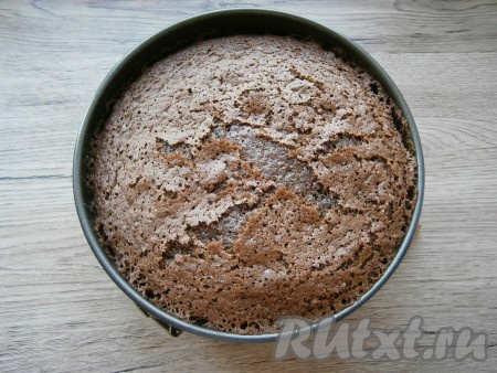 Выпекать шоколадный бисквит в разогретой до 170-180 градусов духовке около 1 часа. Смотрите по своей духовке и проверяйте готовность бисквита деревянной шпажкой или зубочисткой.
