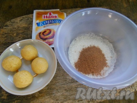 Разделите тесто на небольшие шарики, скатайте их при помощи ладошек. В миску добавьте сахар и корицу, перемешайте и смесь для обсыпки печенья готова.
