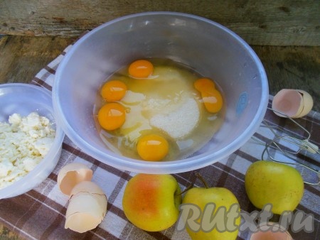 Яйца с сахаром взбейте миксером в течение 3-4 минут.
