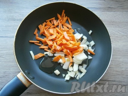 Морковку и лук очистить. Лук нарезать небольшими кусочками, морковь - соломкой или тонкими брусочками, выложить овощи в сковороду, влить растительное масло.
