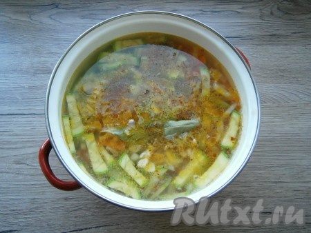 Также добавить специи, лавровый лист и нарезанный чеснок. Варить овощной суп с фасолью на слабом огне около 10 минут.
