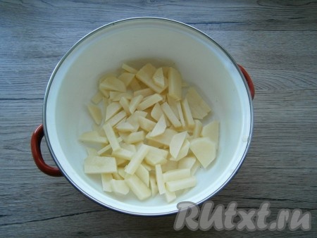 Картофель очистить и нарезать небольшими брусочками в кастрюлю.
