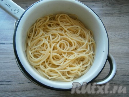 Откинуть спагетти на дуршлаг, дать стечь воде.