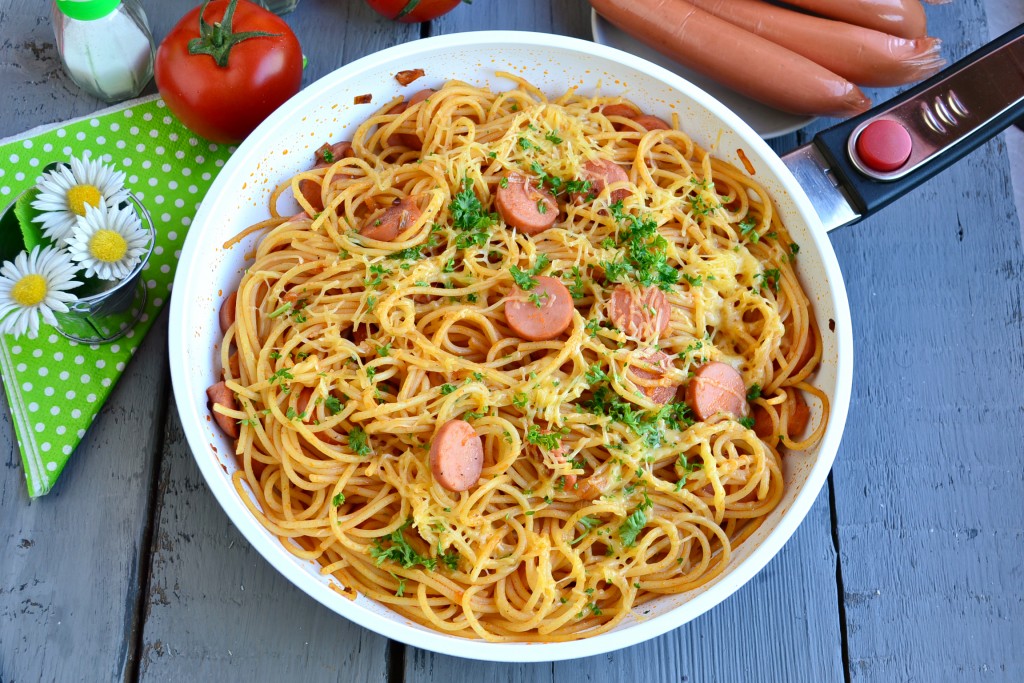 Сосиски со спагетти