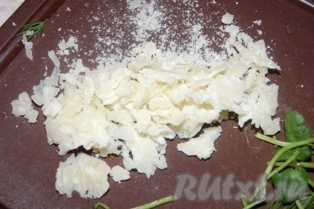 Сверху посыпать нарезанным или натертым сыром твердых сортов.

