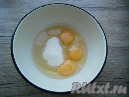 К яйцам добавить сахар, ванильный сахар, щепотку соли.