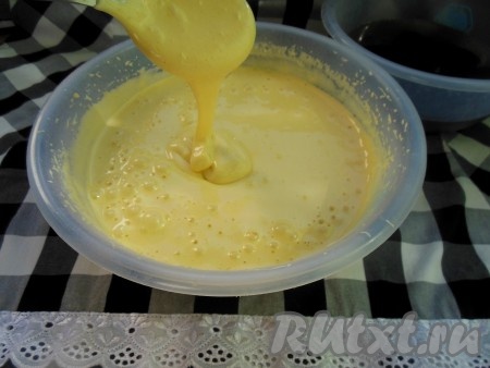 По консистенции тесто для шарлотки будет напоминать в меру густую сметану, легко стекающую с ложки.
