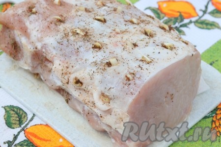 По всей поверхности мяса сделать ножом проколы и нашпиговать их чесноком, смешанным со специями.
