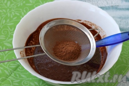 В получившуюся смесь влить 50 мл вишнёвого сока и просеять какао, ещё раз тщательно перемешать.

