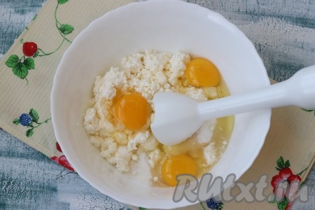 Разбить в миску яйца и хорошо взбить творожную смесь погружным блендером.
