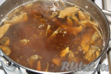 Опустить грибы и мясо в бульон и варить 25 минут с момента закипания на небольшом огне.
