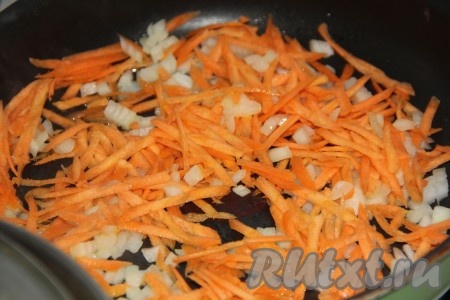 Добавить картофель в суп и варить 10 минут на небольшом огне. Морковь, натертую на крупной тёрке, и мелко нарезанный лук обжарить на сковороде на растительном масле, помешивая, до золотистого цвета.