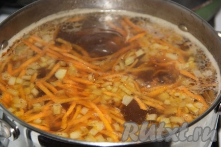 Когда картофель будет практически готов, выложить в кастрюлю с грибным супом обжаренные овощи и варить минут 5-7.

