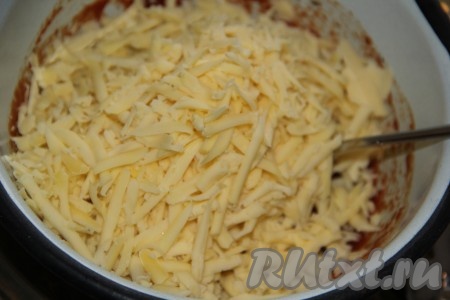 150 грамм сыра натереть на крупной тёрке и добавить в томатный соус.
