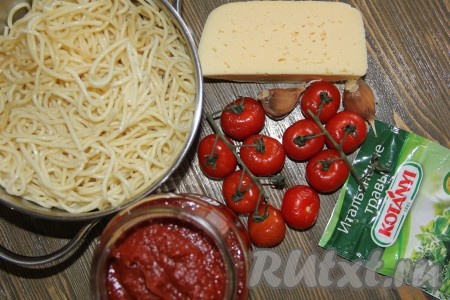 Подготовить продукты для приготовления запеканки из макарон с помидорами и сыром. Макаронные изделия можно сварить в соответствии с инструкцией на упаковке или взять оставшиеся с обеда или ужина.