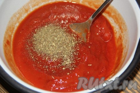 В получившийся томатный соус добавить итальянские или прованские травы, перемешать.
