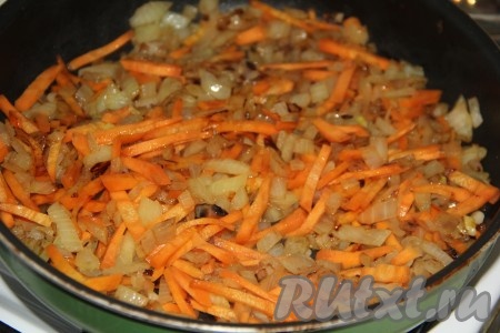 Добавить морковь к луку и обжарить в течение 5-7 минут на среднем огне, иногда помешивая.
