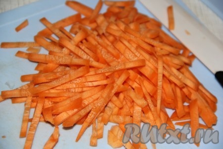 Морковь очистить и нарезать тонкими брусочками (можно натереть на крупной тёрке).
