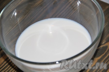 В глубокую миску влить тёплое молоко и опару, слегка перемешать.
