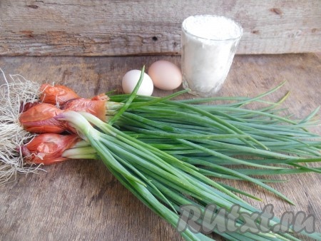 Подготовьте продукты для приготовления котлет из зеленого лука и яиц.