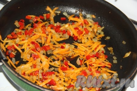 Затем к овощам добавить болгарский перец, предварительно очищенный от семян и мелко нарезанный. Обжарить морковку, перец и лук в течение 5 минут, помешивая. Обжаренные овощи остудить.