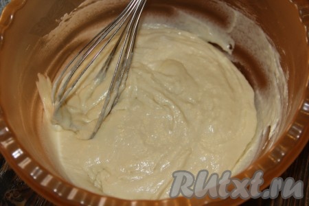 Влить масло в тесто и тщательно перемешать. Тесто для мягких вафель получится гладким и в меру густым.
