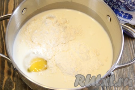 Для начала приготовить заварной крем. В кастрюлю влить молоко, добавить яйцо, сахар, ванильный сахар, муку и крахмал. 