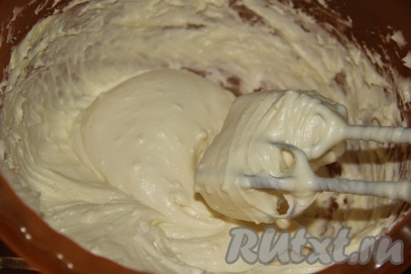 Сливочное масло для крема предварительно размягчить. Масло взбить миксером в течение 3-5 минут, затем понемногу добавлять в масло охлаждённый заварной крем и постоянно взбивать миксером. Крем получится блестящим и гладким.
