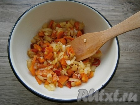 Выложить овощи в миску.